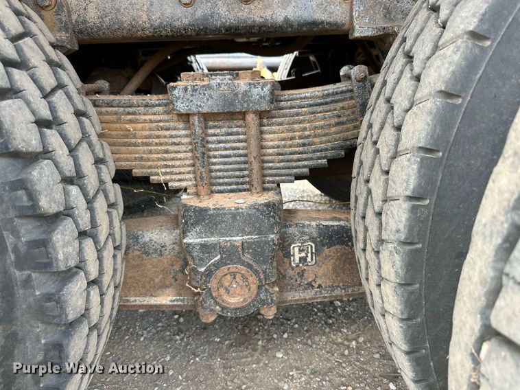 image for item DD3360 2001 International  2674 bucket truck