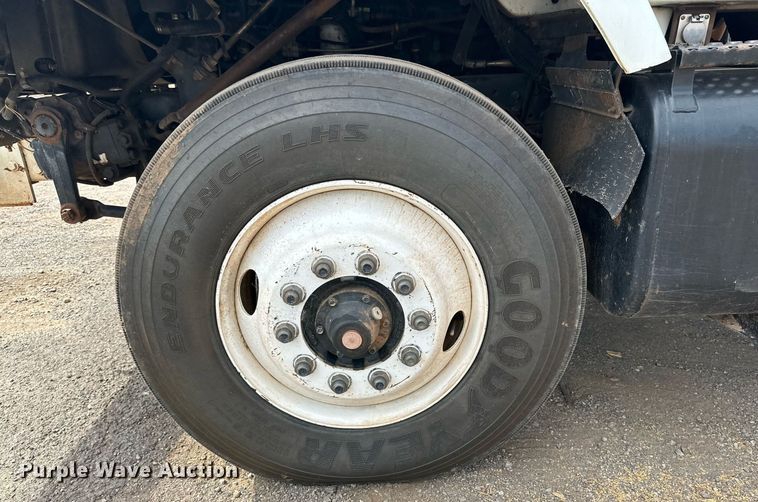 image for item DD3360 2001 International  2674 bucket truck