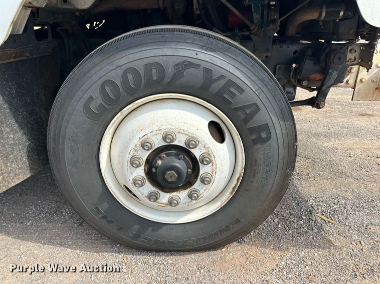 image for item DD3360 2001 International  2674 bucket truck