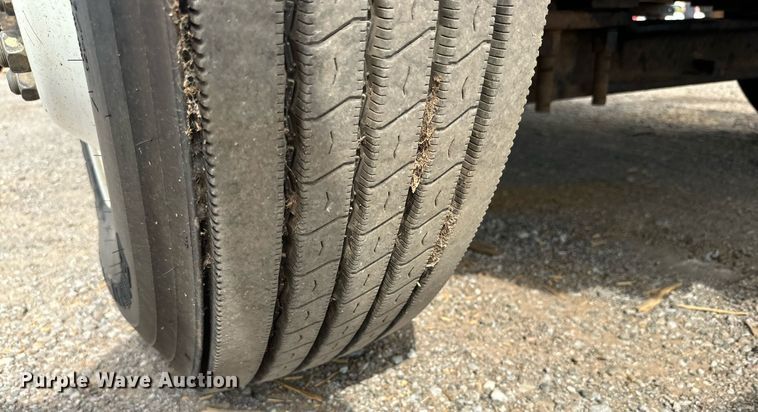 image for item DD3360 2001 International  2674 bucket truck