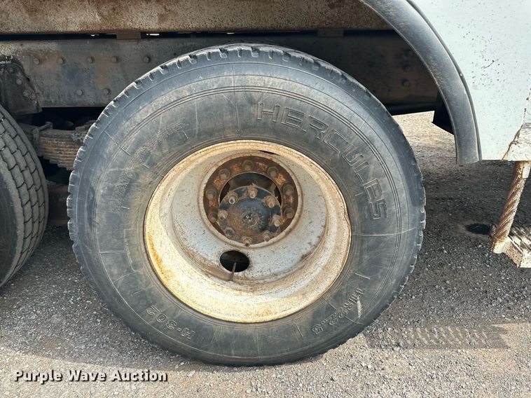 image for item DD3360 2001 International  2674 bucket truck