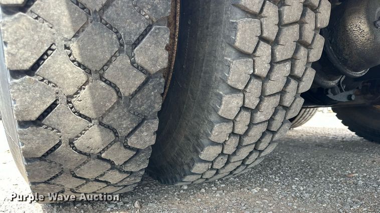 image for item DD3360 2001 International  2674 bucket truck