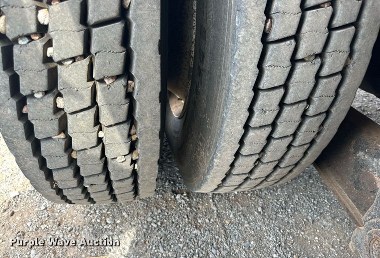 image for item DD3360 2001 International  2674 bucket truck