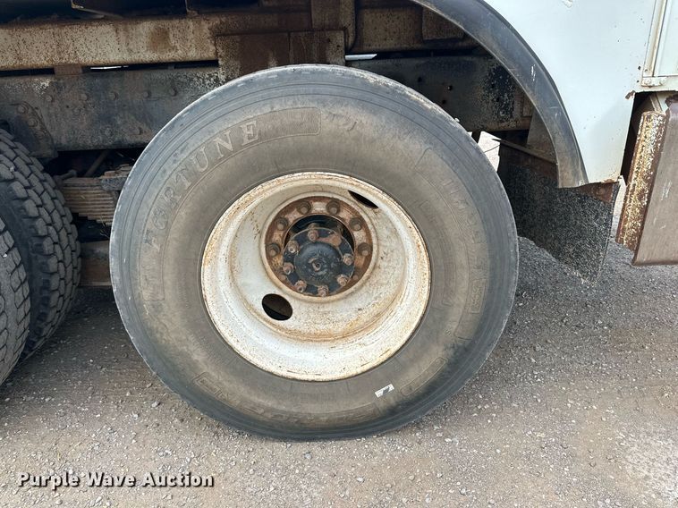 image for item DD3360 2001 International  2674 bucket truck