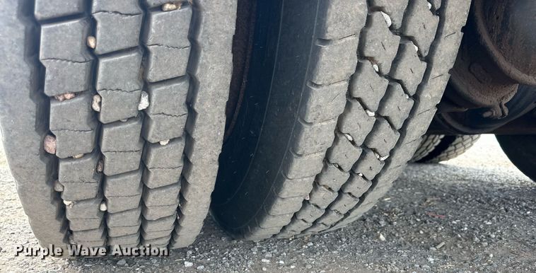 image for item DD3360 2001 International  2674 bucket truck