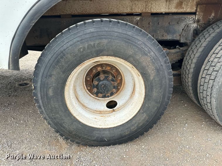 image for item DD3360 2001 International  2674 bucket truck