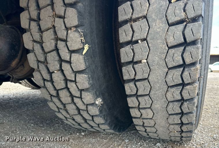 image for item DD3360 2001 International  2674 bucket truck