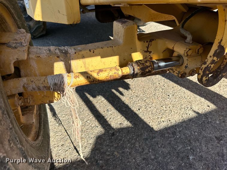 image for item DD3382 2006 John Deere 210LE landscape tractor