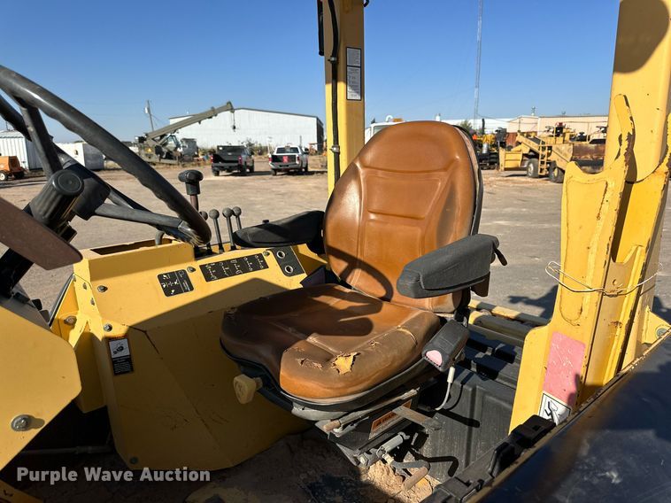 image for item DD3382 2006 John Deere 210LE landscape tractor