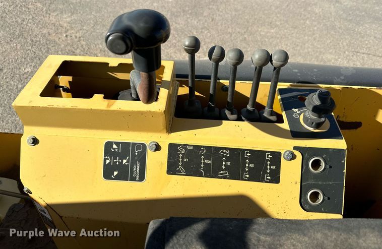 image for item DD3382 2006 John Deere 210LE landscape tractor