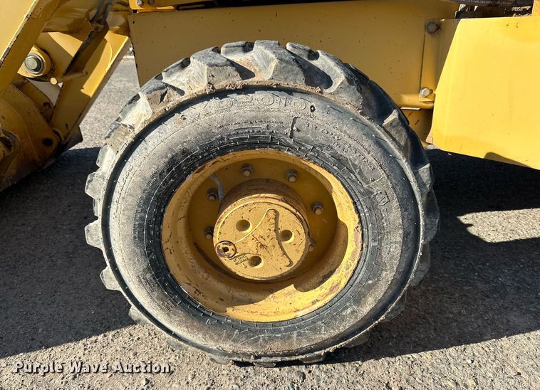 image for item DD3382 2006 John Deere 210LE landscape tractor