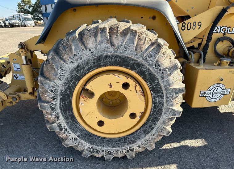 image for item DD3382 2006 John Deere 210LE landscape tractor