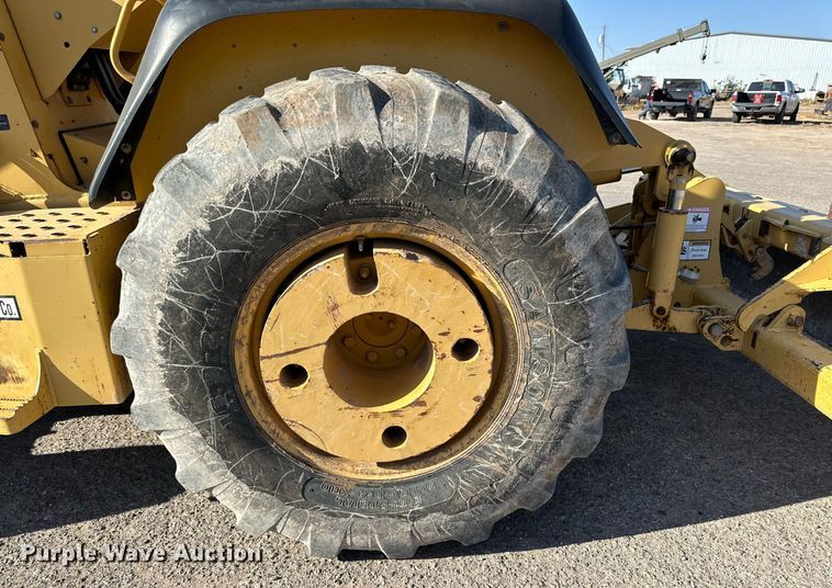 image for item DD3382 2006 John Deere 210LE landscape tractor