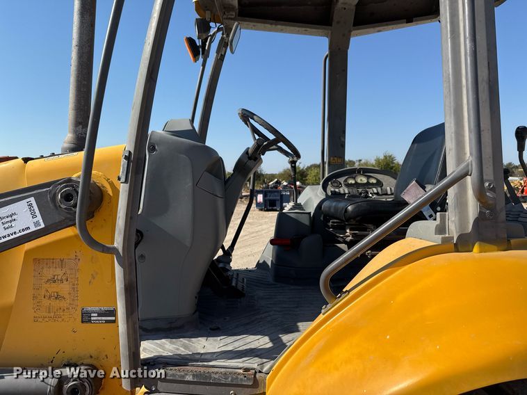 image for item DO2561 2008 Volvo BL60 backhoe