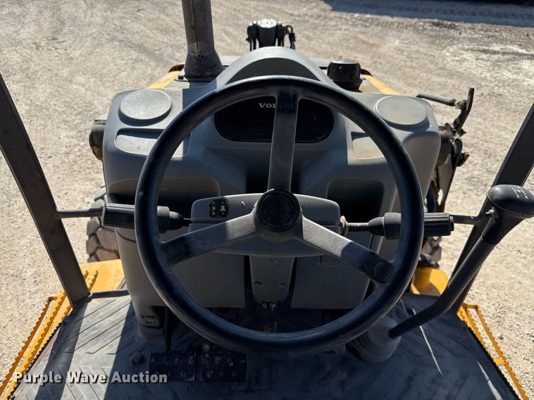 image for item DO2561 2008 Volvo BL60 backhoe