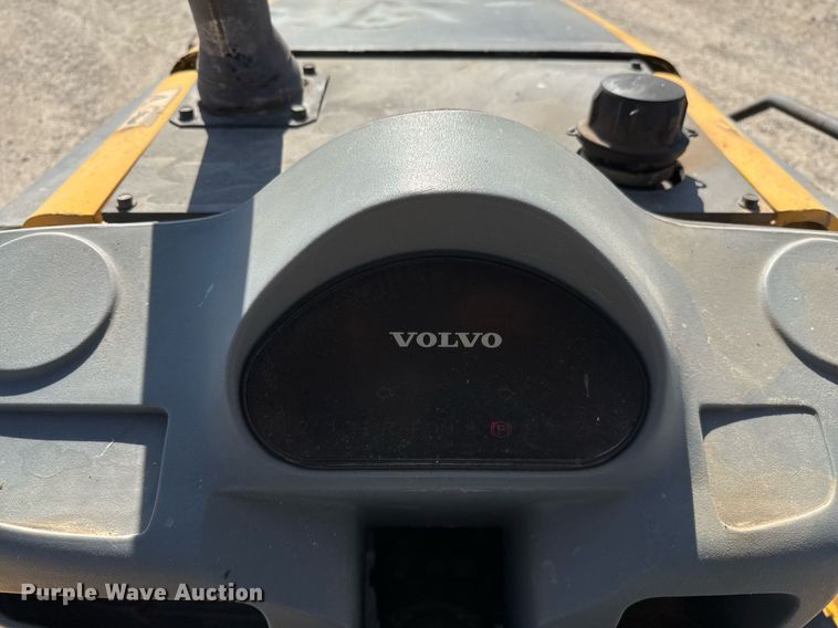 image for item DO2561 2008 Volvo BL60 backhoe