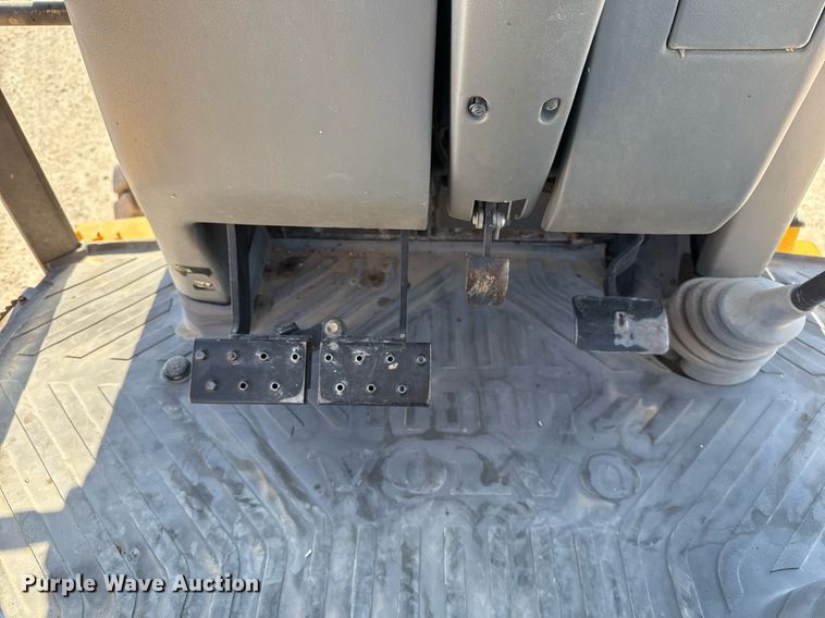 image for item DO2561 2008 Volvo BL60 backhoe