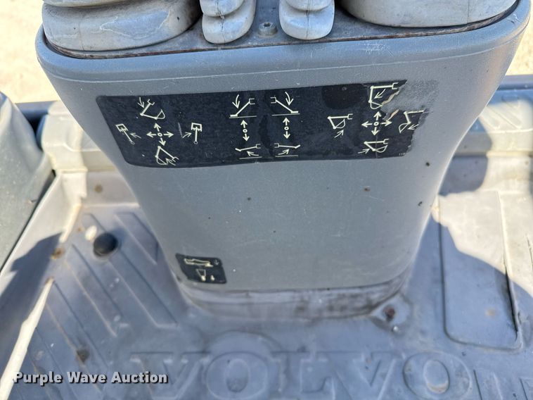 image for item DO2561 2008 Volvo BL60 backhoe