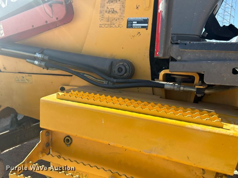 image for item DO2562 2008 Volvo BL60 backhoe