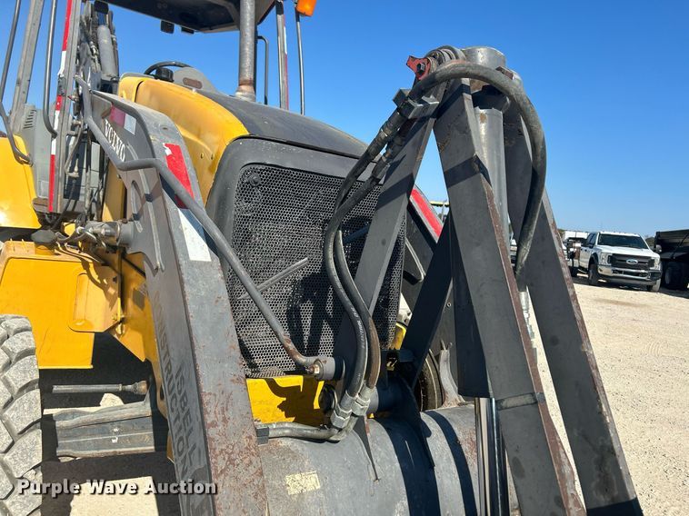 image for item DO2562 2008 Volvo BL60 backhoe