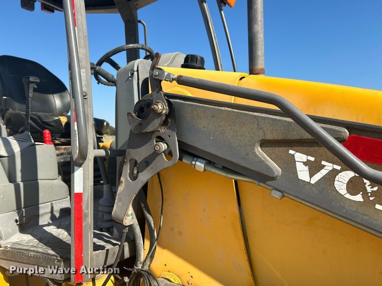 image for item DO2562 2008 Volvo BL60 backhoe