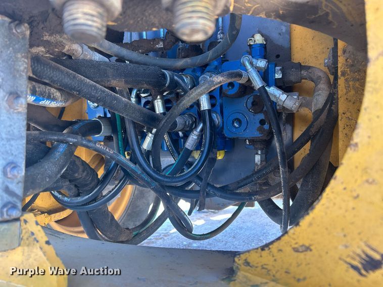 image for item DO2562 2008 Volvo BL60 backhoe