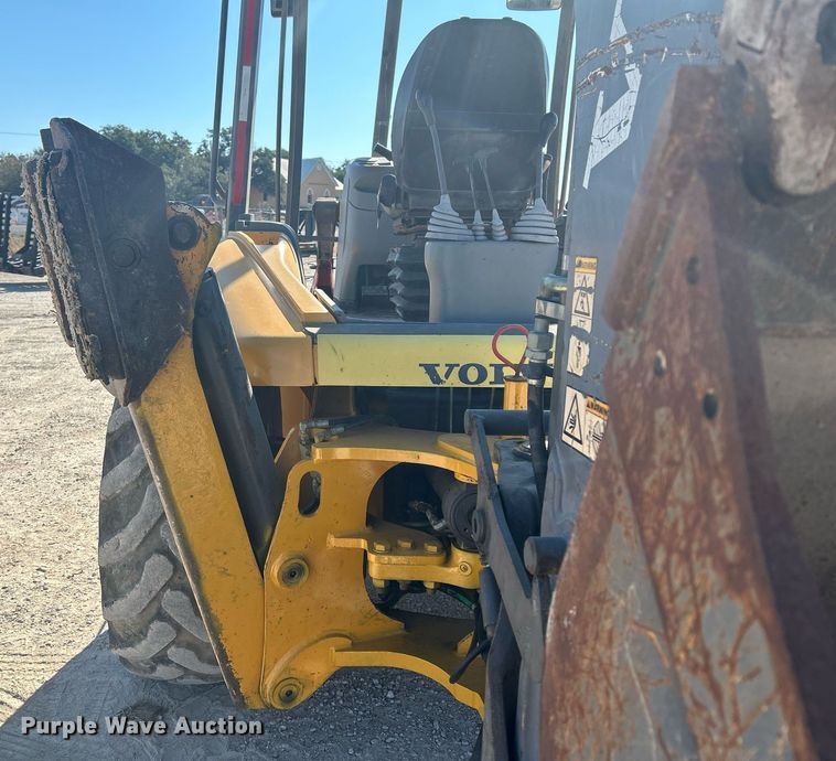 image for item DO2562 2008 Volvo BL60 backhoe