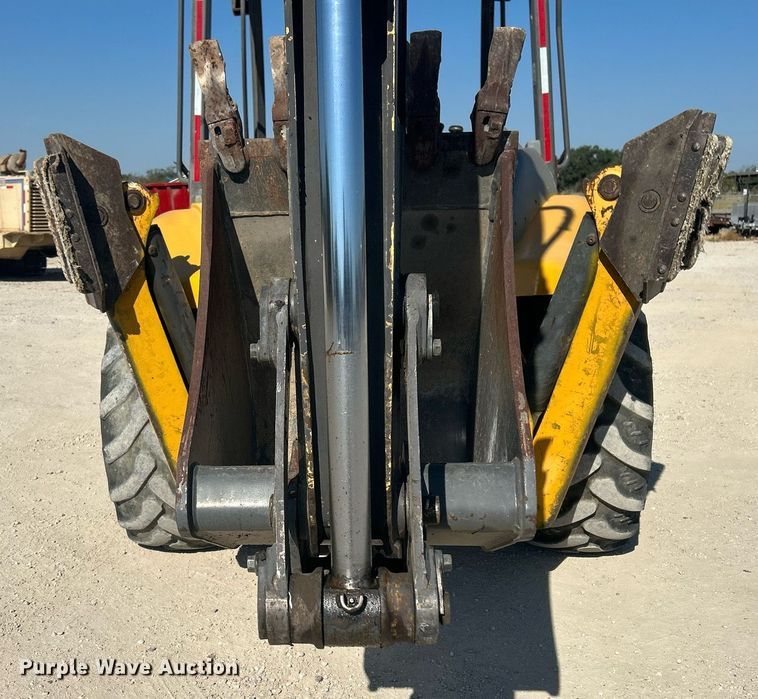 image for item DO2562 2008 Volvo BL60 backhoe