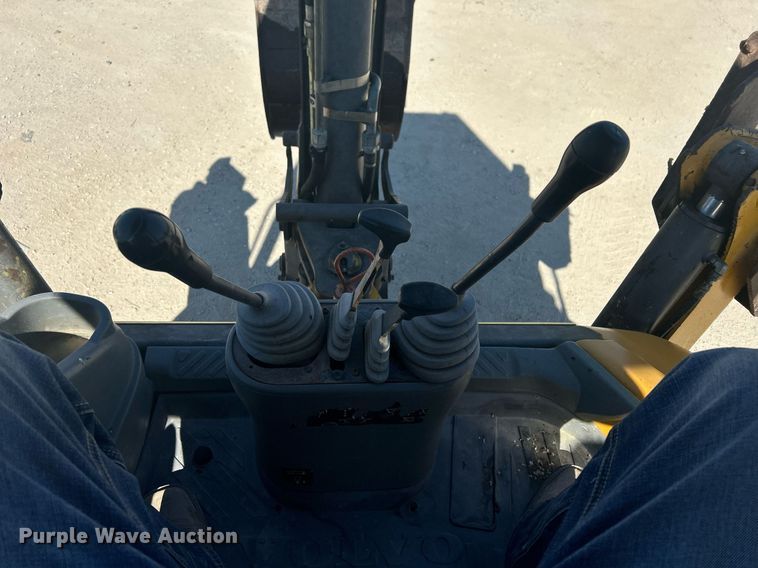 image for item DO2562 2008 Volvo BL60 backhoe