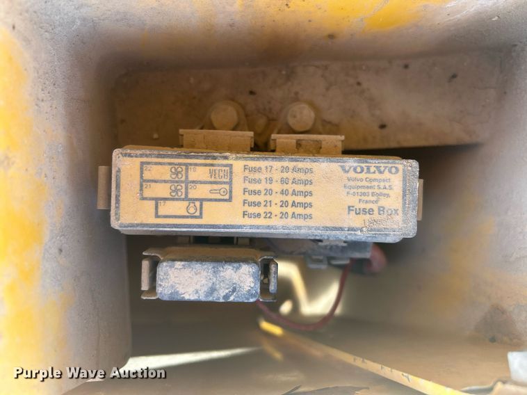 image for item DO2562 2008 Volvo BL60 backhoe