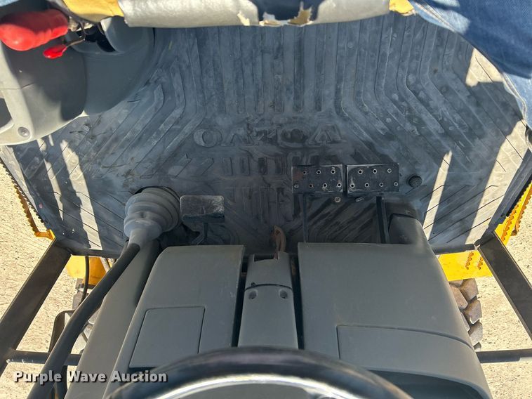 image for item DO2562 2008 Volvo BL60 backhoe