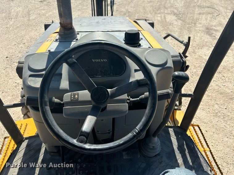 image for item DO2562 2008 Volvo BL60 backhoe