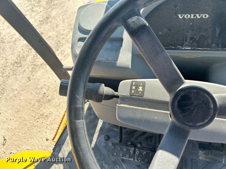 image for item DO2562 2008 Volvo BL60 backhoe