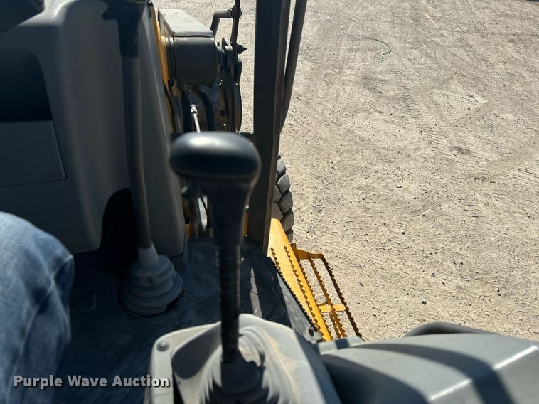 image for item DO2562 2008 Volvo BL60 backhoe