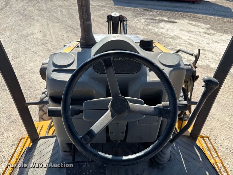 image for item DO2563 2008 Volvo BL60 backhoe
