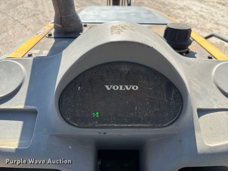 image for item DO2563 2008 Volvo BL60 backhoe