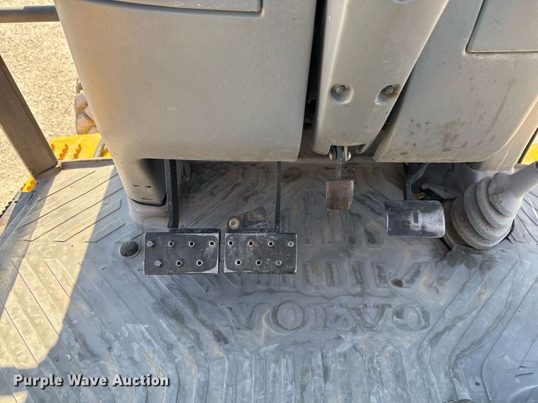 image for item DO2563 2008 Volvo BL60 backhoe