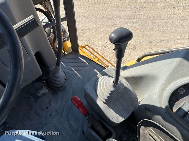 image for item DO2563 2008 Volvo BL60 backhoe