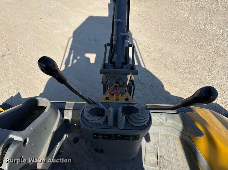 image for item DO2563 2008 Volvo BL60 backhoe