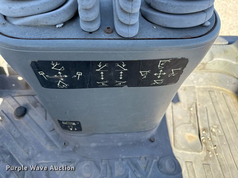 image for item DO2563 2008 Volvo BL60 backhoe