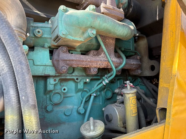 image for item DO2563 2008 Volvo BL60 backhoe