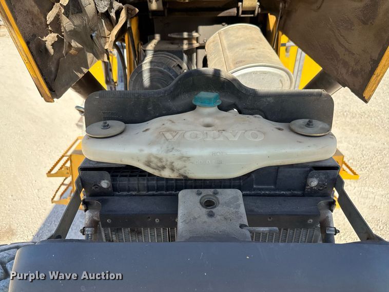 image for item DO2563 2008 Volvo BL60 backhoe