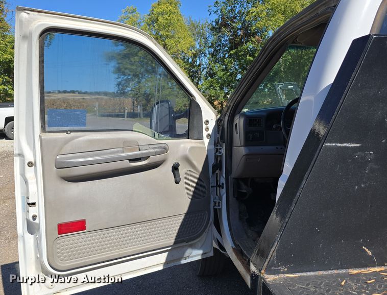 image for item DO5507 2000 Ford F450 Super Duty flatbed truck