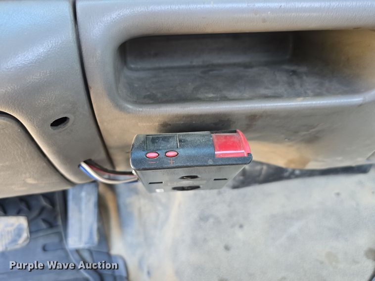 image for item DO5507 2000 Ford F450 Super Duty flatbed truck