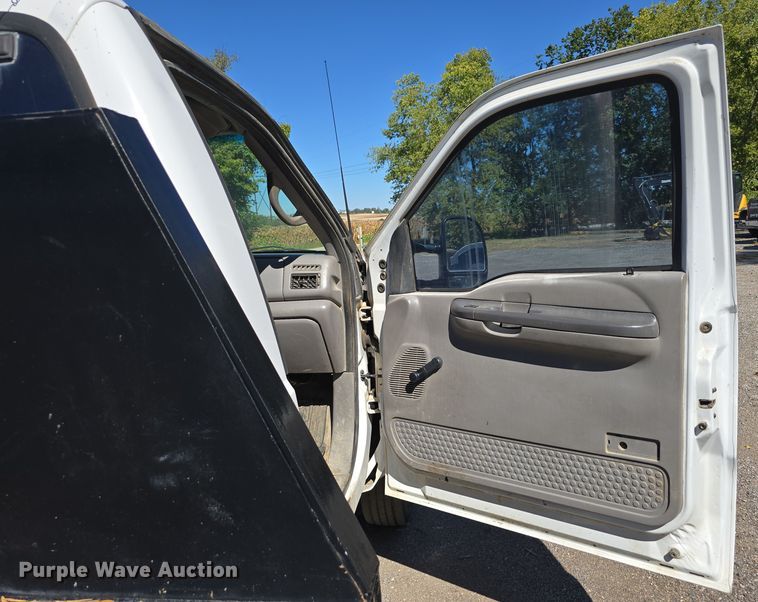 image for item DO5507 2000 Ford F450 Super Duty flatbed truck