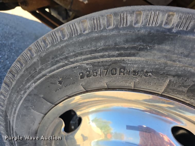 image for item DO5507 2000 Ford F450 Super Duty flatbed truck