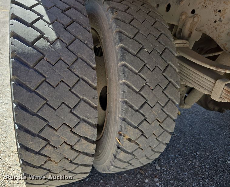 image for item DO5507 2000 Ford F450 Super Duty flatbed truck