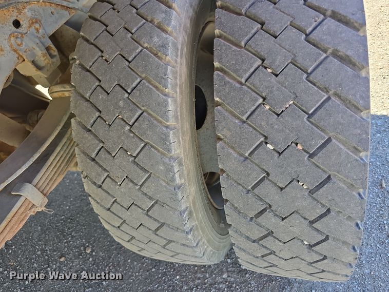 image for item DO5507 2000 Ford F450 Super Duty flatbed truck