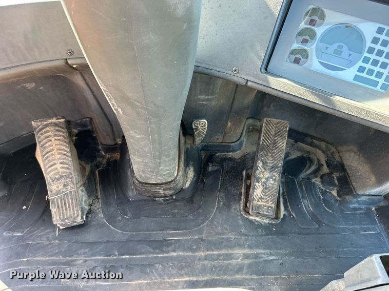 image for item DO7565 2013 John Deere 324J wheel loader