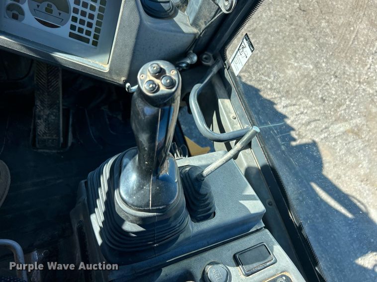 image for item DO7565 2013 John Deere 324J wheel loader